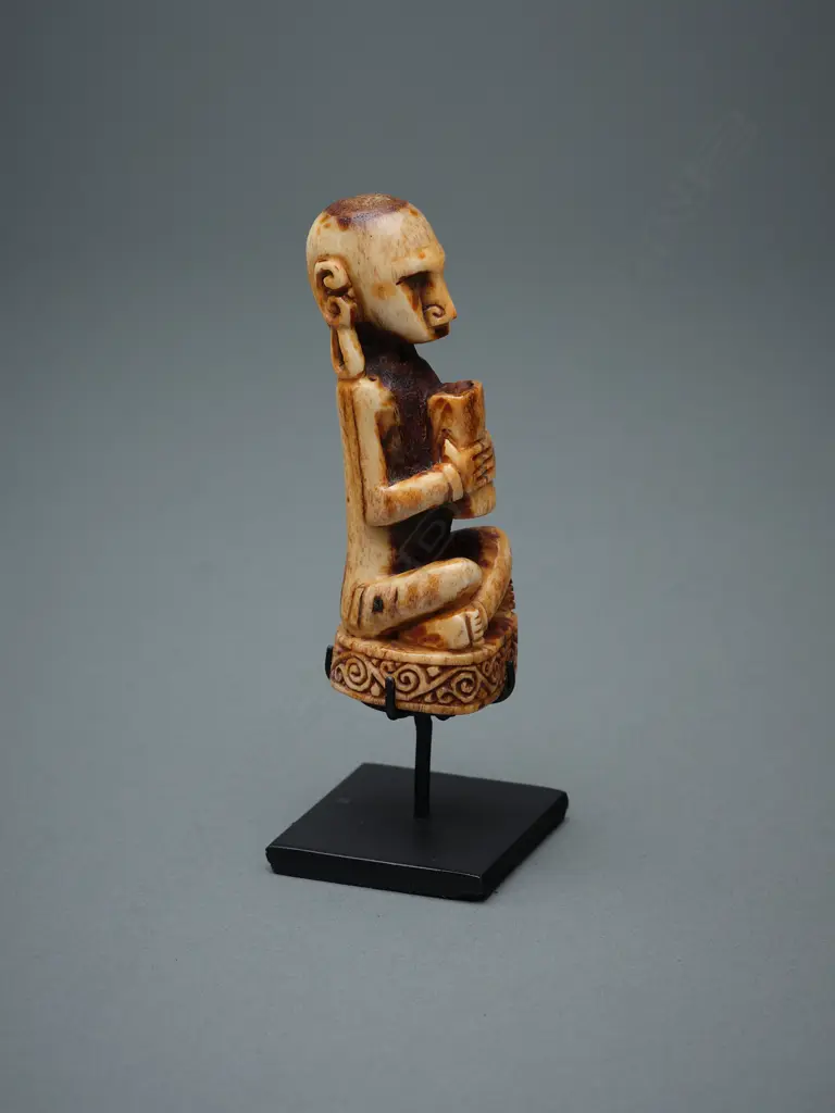 Indonesian bone male figure, Image 1++